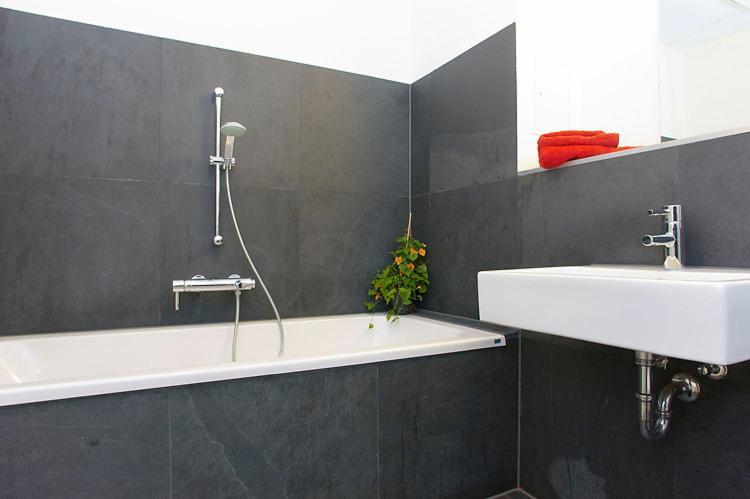 Spacious Studio Apartment Friedrichshain Берлин Номер фото