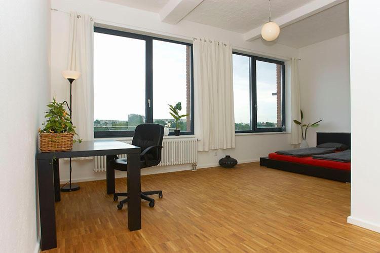 Spacious Studio Apartment Friedrichshain Берлин Номер фото