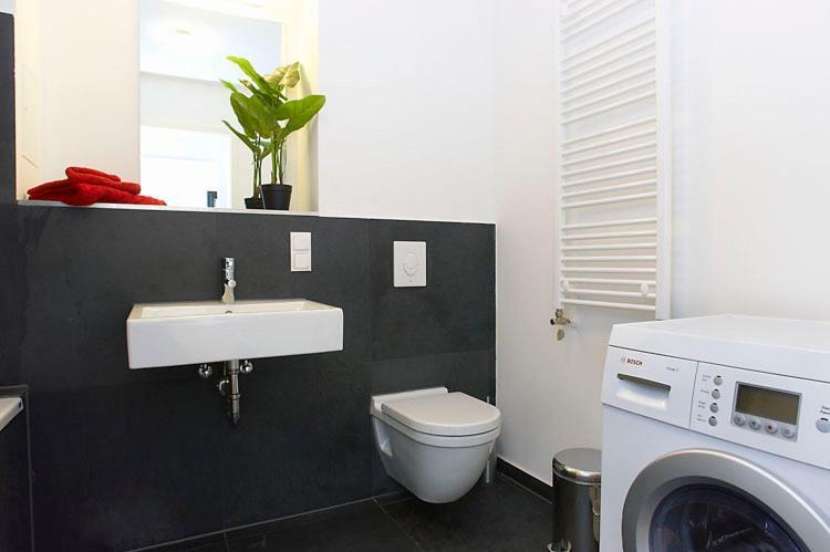 Spacious Studio Apartment Friedrichshain Берлин Номер фото